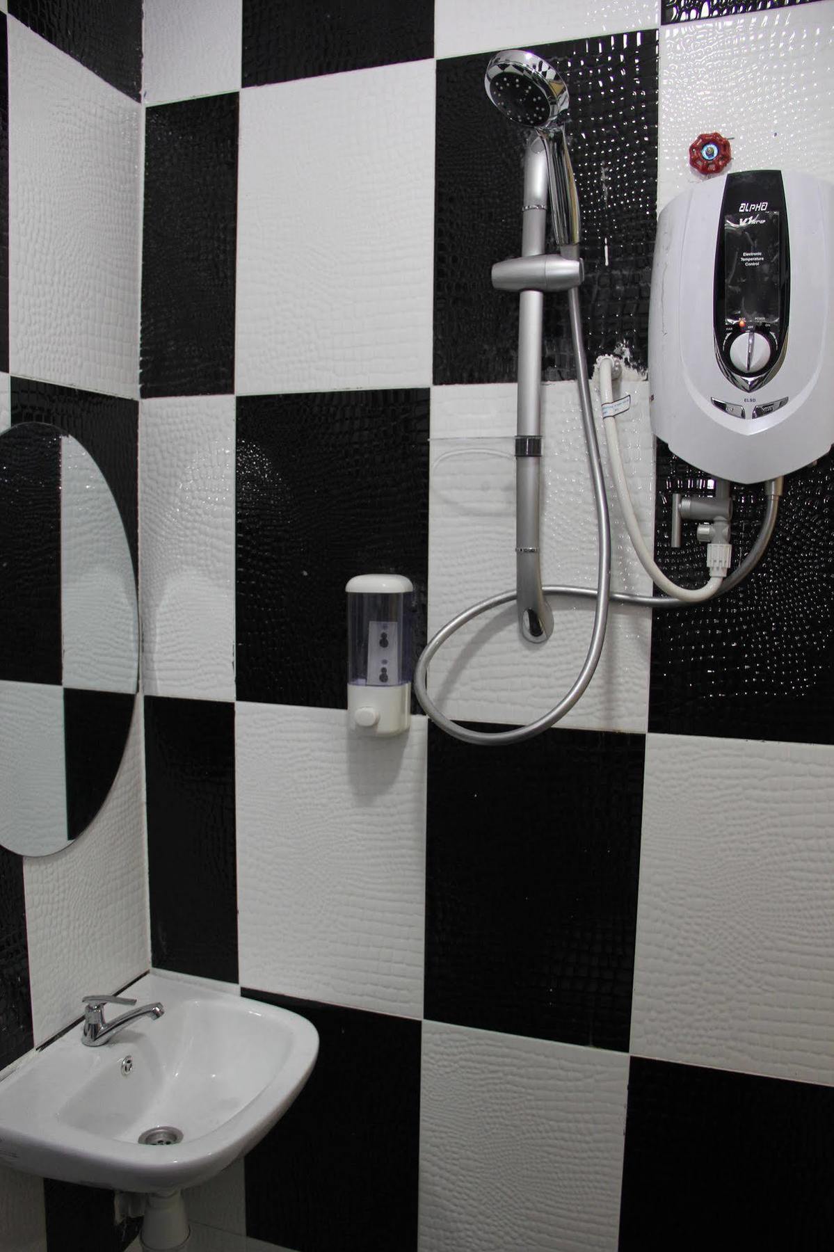 ספאנג Oyo 89665 Royale City Hotel מראה חיצוני תמונה