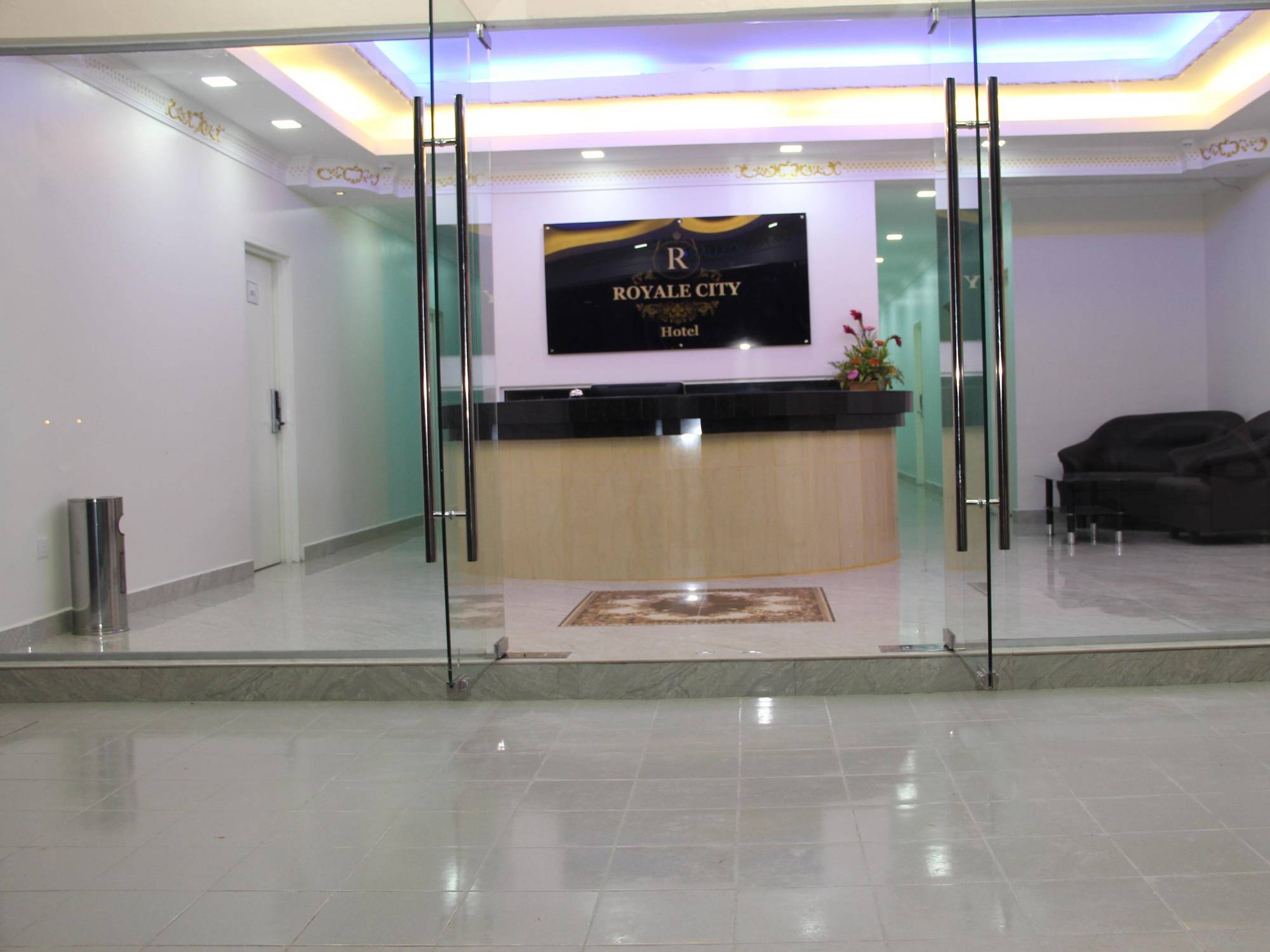 ספאנג Oyo 89665 Royale City Hotel מראה חיצוני תמונה