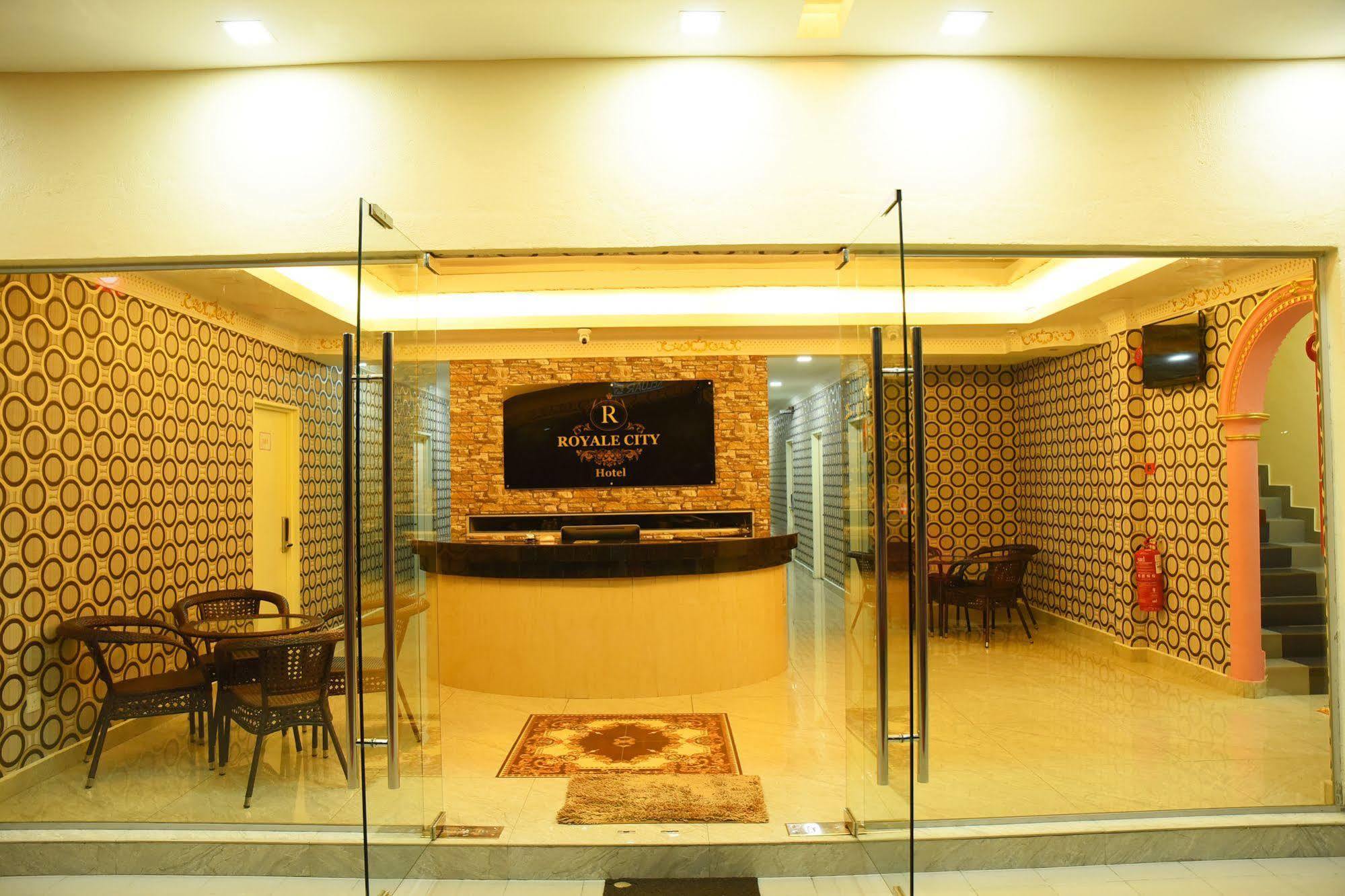 ספאנג Oyo 89665 Royale City Hotel מראה חיצוני תמונה